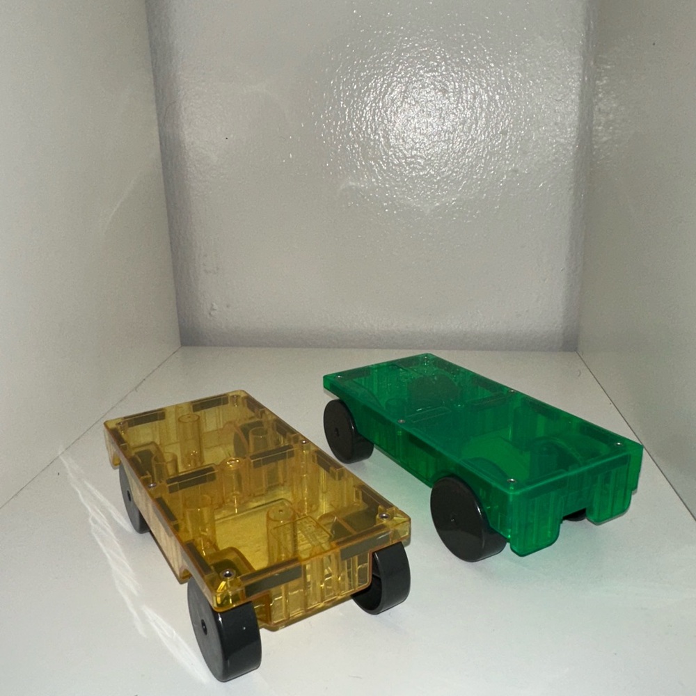 Magna tiles vehicle attachment